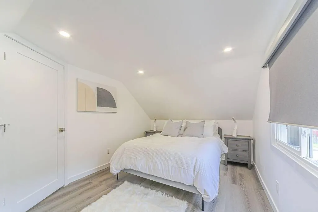 Cheerful 3 Bedroom House Niagara Falls